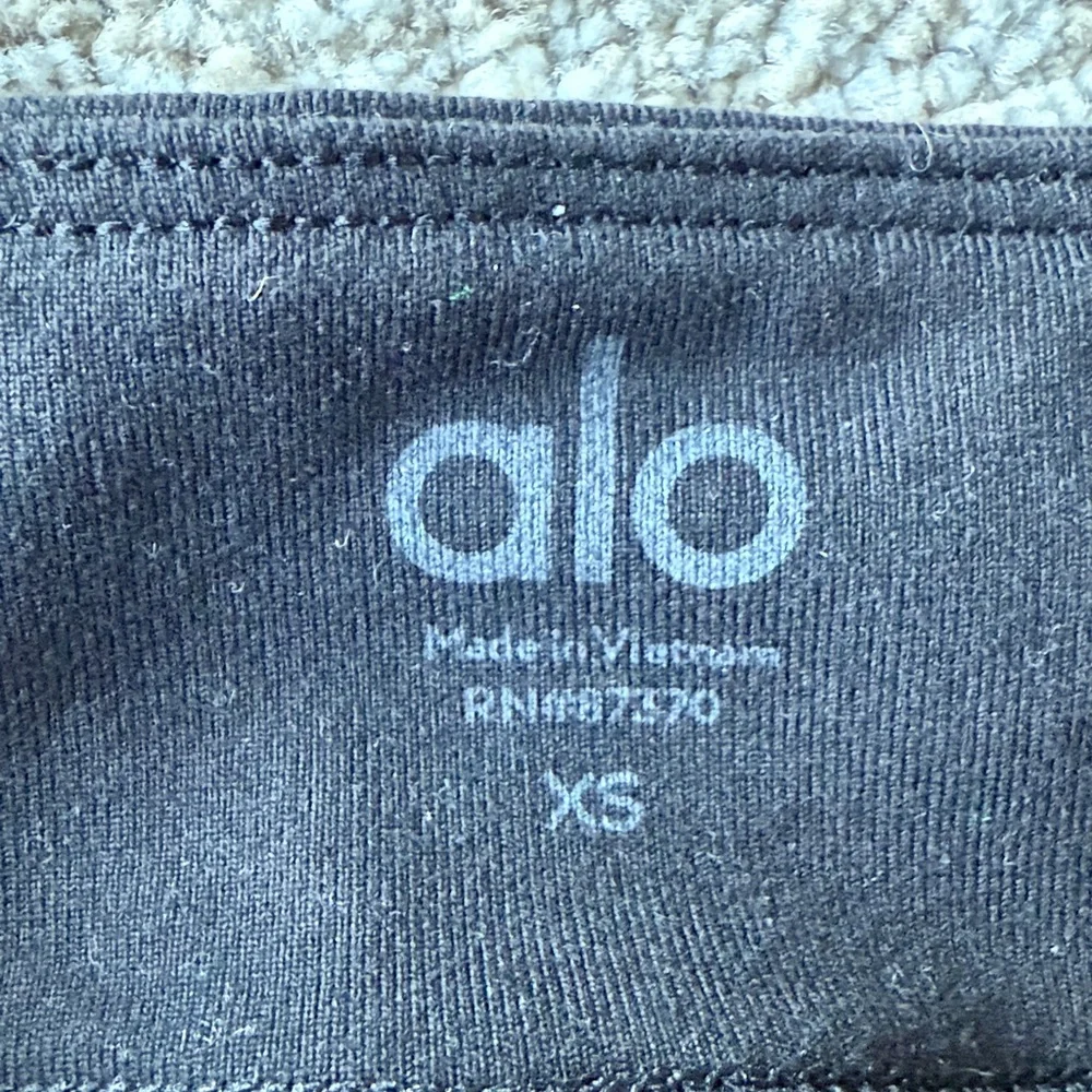ALO Yoga Women’s Flutter Flare Black Leggings Size XS Split Hem - Picture 2 of 5